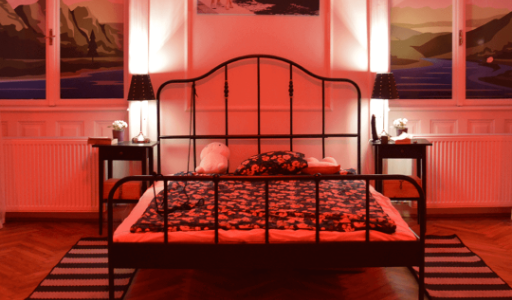 Páros szabadulószoba, mint évfordulós ajándék. Vörös szoba, ágy.